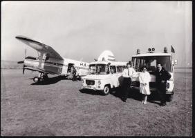 cca 1970-1980 Mentősök autókkal és repülőgéppel, fotó, Kertész Gábor fotóriporter pecséttel jelzett felvétele, 18x13 cm