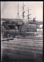 cca 1910-1920 Fiume-Bergudi, háromárbócos bark (vitorláshajó) a M. Kir. Úszódokkban, a Ganz és Társa Hajógyár horvátországi üzemében; fotó, a hátoldalon feliratozva, 16,5x11,5 cm