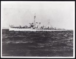 Az Osztrák-Magyar Cs. és Kir. Haditengerészet Viribus Unitis csatahajója és Tb 100 M torpedónaszádja...