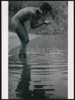 cca 1937 Seiden Gusztáv (1900-1992) budapesti fotóművész ,,Akt a vízparton" című felvétele, 1 db modern nagyítás 24x17,7 cm
