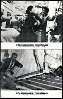 cca 1982 ,,Földrengés Tokióban című japán katasztrófafilm 10 db produkciós filmfotó, nyomdatechnikával sokszorosítva, egyoldalas nyomással és kartonlapokra, a használatból eredő (esetleges) kisebb hibákkal, 18x24 cm