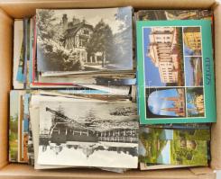 Kb. 900 db MODERN magyar és külföldi város képeslap nagy dobozban / Cca. 900 modern Hungarian and other town-view postcards in a box