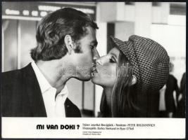 cca 1972 Barbara Streisand a ,,Mi van doki" című amerikai filmvígjáték jeleneteiben, 13 db vint...