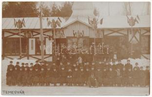 1907 Temesvár, Timisoara; Jégpálya magyar címerekkel és zászlókkal, a felsőbb leány iskola tanulói korcsolyázós csoportképe télen / ice rink, ice skaters' of the girl school, group photo, winter sport, Hungarian coat of arms and flags