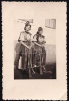 cca 1940 Népviseletes nők katonai (bocskai) sapkában, puskával; fotó, kis saroktöréssel, 9x6 cm