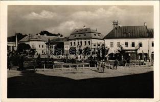 Dés, Dej; Piactér a bevonulás idejéről, horogkeresztes zászló, magyar címer és zászlók, Gyógyszertár / entry of the Hungarian troops, market square with Hungarian flags and coat of arms, swastika flag, pharmacy