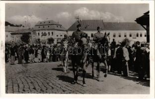 1940 Dés, Dej; bevonulás, horogkeresztes zászló / entry of the Hungarian troops, swastika flag (fl)