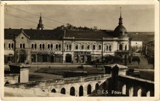 1944 Dés, Dej; Fő tér, Gyógyszertár, patika, Salamon Jakab, Bíró, Wolf, Heinovits Ferenc, Jónás Elemér üzlete, automobil / main square, pharmacy, shops, automobile