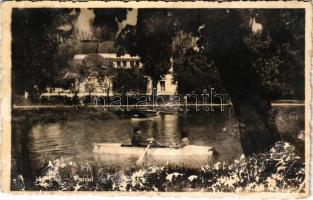 1940 Kolozsvár, Cluj; park, csónakázók / park, boat + &quot;1940 Kolozsvár visszatért&quot; So. Stpl (felszíni sérülés / surface damage))