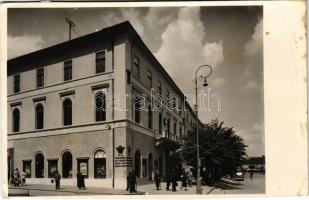 Kolozsvár, Cluj; Mátyás király tér, Rhédey ház, Ibusz MÁV hivatalos menetjegyiroda épülete, automobil / square, house, ticket office, automobile (EK)