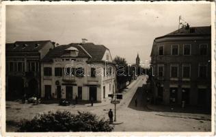 1941 Szászrégen, Reghin; Trutia szálloda, Luther üzlete, utcai árusok, piac / hotel, shops, market vendors on the street