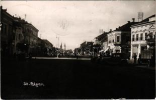 1940 Szászrégen, Reghin; utca, autók, teherautó, Heinrich Binder, Eduard Theil üzlete, Royal kávéház és cukrászda / street, automobile, truck, shops, cafe and confectionery. photo + &quot;1940 Szászrégen visszatért&quot; So. Stpl