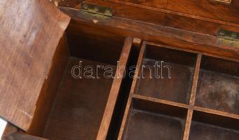 Antik ékszeres ládika. Politúrozott fa, tükörrel, kiemelhető rekesszel. oroszlán lábakkal. Enyhén sé...