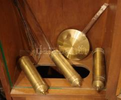 Szecessziós álló óra, mechanikus szerkezettel, nincs kipróbálva, fa tok szerkezettel és tartozékokka...