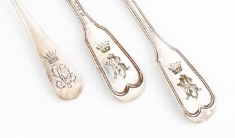 2 db címeres kanál és villa, kopásokkal, jelzettek, h: 14-18 cm