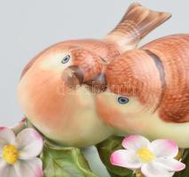 Herendi madarak virágokon. Kézzel festett. jelzett, egyik csőrén minimális restaurálás, kis mázhiba,...