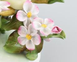 Herendi madarak virágokon. Kézzel festett. jelzett, egyik csőrén minimális restaurálás, kis mázhiba,...