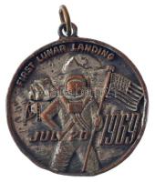 Amerikai Egyesült Államok ~1970. Apollo 11 / Az első Holdra szállás ezüstözött bronz emlékérem füllel (30mm) T:2 kopott ezüstözés USA ~1970. Apollo 11 / The first Lunar landing silvered bronze medallion with ear (30mm) C:XF worn silvering
