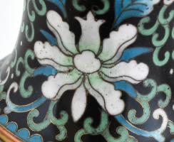 Kínia cloisonne pagodás váza, zománcozott réz, fatalpon, hibátlan, m: 22 cm