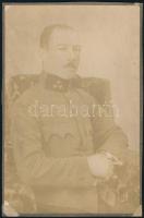 cca 1910 Magyar katonatiszt (százados) portréja, egyenruhában, kardbojttal; nagyméretű fotó kartonon, sarkain kissé sérült, 20x13 cm