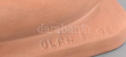 Oláh Sándor (1907-1983): Ülő női akt. Terrakotta, jelzett (Oláh S. 1960), talpán lepattanás, m: 24,5...