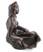 S. Kepes Ágnes, Hajdúszoboszló: Ülő női akt, kagyló formájú tálkával. Mázas kerámia, jelzett, kis le...