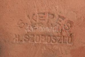 S. Kepes Ágnes, Hajdúszoboszló: Ülő női akt, kagyló formájú tálkával. Mázas kerámia, jelzett, kis le...