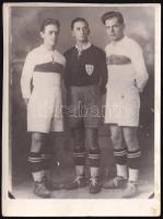 A Buenos Aires-i Sport Club három kiváló futballistája, hátoldalon feliratozott fotó, 12×9 cm