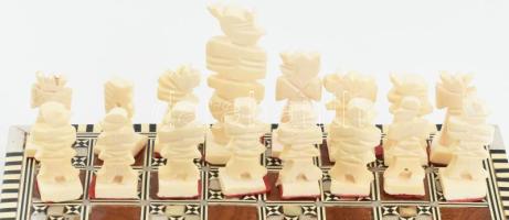 Jemen. Sakk készlet, díszdobozban, csont figurákkal, csont, fa és gyöngyház berakásos tábla, díszdob...