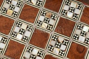 Jemen. Sakk készlet, díszdobozban, csont figurákkal, csont, fa és gyöngyház berakásos tábla, díszdob...