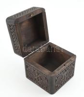 Népi szecessziós fadoboz, faragott, kézzel festett, kis kopásokkal, 10x10x10 cm