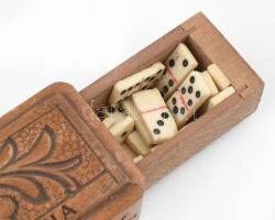 Dobsina mini dominó, hiányos, faragott fa, kopott, 3x6x2 cm