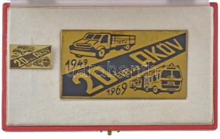 1969. 20 éves az AKÖV (Autóközlekedési Vállalatok) festett Cu-Zn plakett + jelvény tokban (89x51mm,30x17mm) T:1-