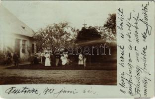 1903 Beszterce, Bistritz, Bistrita; családi csoportkép egy villa udvarán / family photo in a villa garden (EK)