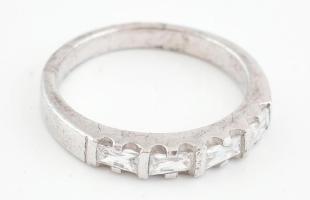 Ezüst(Ag) gyűrű kőékítéssel, jelzett, méret: 55, bruttó: 3 g
