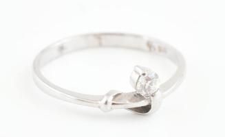 Ezüst(Ag) gyűrű kőékítéssel, jelzett, méret: 53, bruttó: 1,1 g