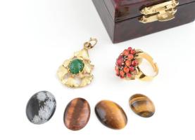 Kínai ékszerdobozka tartalommal, szép állapotban, d: 6 cm