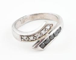 Ezüst(Ag) gyűrű kőékítéssel, jelzett, méret: 51, bruttó: 3,3 g
