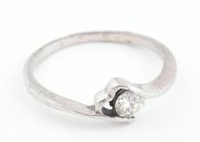 Ezüst(Ag) gyűrű kőékítéssel, jelzett, méret: 54, bruttó: 1,5 g