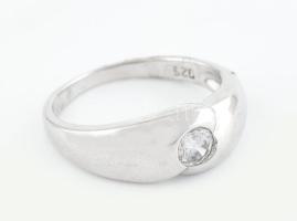 Ezüst (Ag) gyűrű kőékítéssel, jelzett, méret: 50, bruttó: 2,3 g