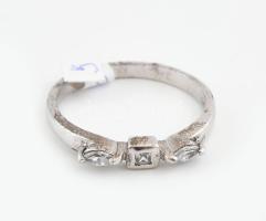 Ezüst (Ag) gyűrű kőékítéssel, jelzett, méret: 58, bruttó: 2,3 g