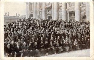 Az 1925. Szentévi első magyar nemzeti zarándoklat a Szent Péter bazilika előtt, cserkészek (EB)