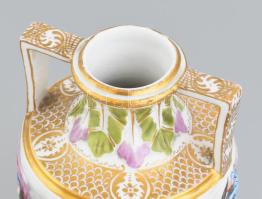 Antik relief szerű puttós füles váza, kézzel festett porcelán, jelzett: "arany címeres", k...
