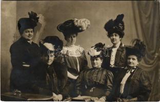 Zagreb, Zágráb; kalapos hölgyek / ladies with hats. Atelier Mercep photo