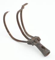 Régi kerti, mezőgazdasági szerszám, kézi kultivátor gabonavetéshez. Kissé sérült, rozsdás, nyél nélk...