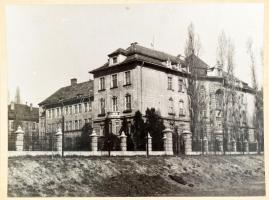 cca 1900-1920 Azonosítatlan, feltehetőleg budapesti, XX. század eleji épület fényképe, nagyméretű fotó kartonon, 23x17,5, cm