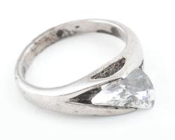Ezüst (Ag) gyűrű kőékítéssel, jelzett, méret: 51, bruttó: 3,8 g
