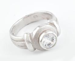 Ezüst (Ag) gyűrű kőékítéssel, jelzett, méret: 51, bruttó: 4,3 g