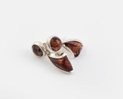 Ezüst (Ag) borostyános fülbevalópár, jelzett, bruttó: 3,47 g. h: 2 cm