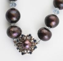 Fehérarany (Au/14k) csatos, zafírokkal ékített, fekete igazgyöngy, közötte agrana drágakővel, némely...